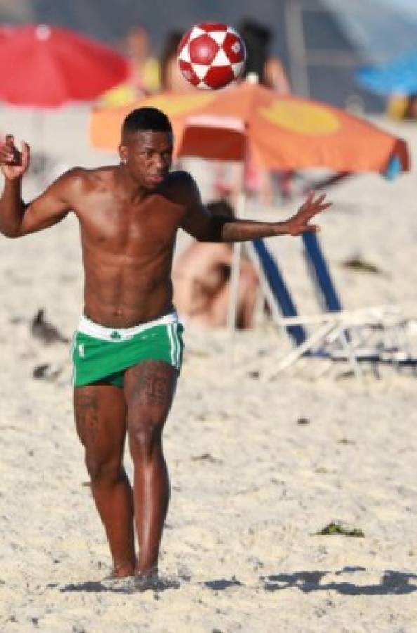 Playa, arena y mucho balón: Las tremendas vacaciones de Vinicius Junior en Brasil