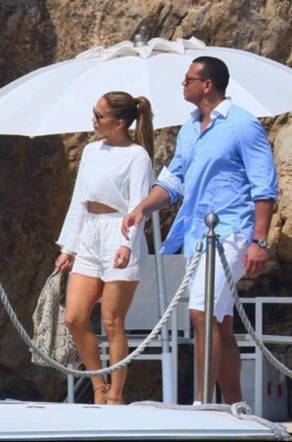 Jennifer López luce su explosivo cuerpazo en sus vacaciones con Alex Rodríguez