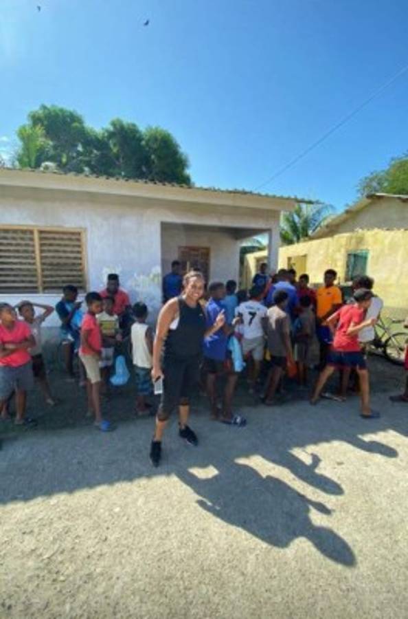 Maynor Figueroa aprovecha sus vacaciones para llevar ayuda a los niños