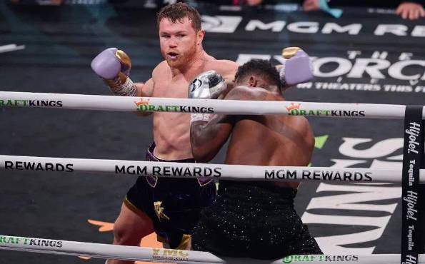 Canelo Álvarez llegó a su victoria 60 en el boxeo profesional.