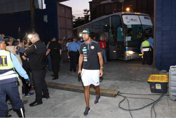 Blindados y bien custodiados llegaron los ticos a Honduras