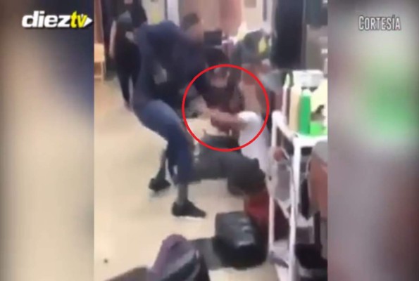 Boxeador gay ataca a hombre que lo acosaba con comentarios homófobicos