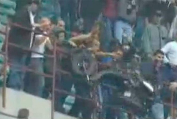 Las cosas más extrañas que se han lanzado a campos deportivos