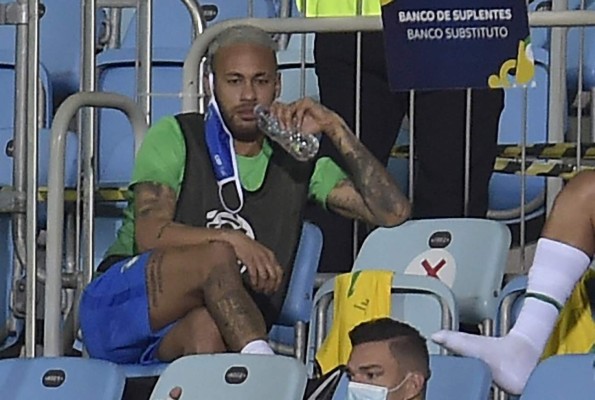 ¿En qué estaba pensando? Así fue captado Neymar en el Brasil-Ecuador y el tremendo 'oso' de Vinicius