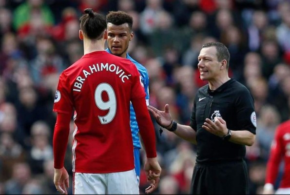 VIDEO: La sutil venganza de Zlatan tras recibir un pisotón en la cabeza y el reclamo de Mourinho