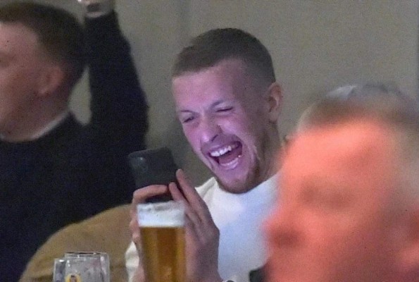 Jordan Pickford no hace caso a la cuarentena del coronavirus y se va a ver boxeo con su mujer