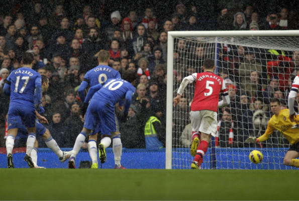 Chelsea vence 2-1 al Arsenal en un derbi londinense bajo la nieve.