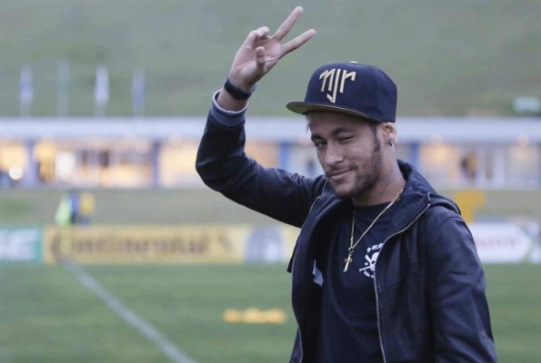 Neymar visitó a sus compañeros la concentración de Brasil.