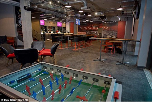 Así es el hotel que ofrecieron exfiguras del Manchester United para luchar contra el coronavirus