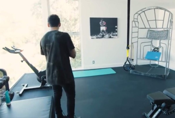 La espectacular mansión del skater mejor pagado del mundo con su propio parque de patinaje