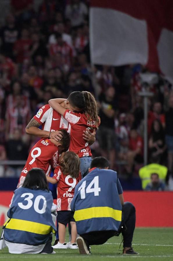 Pasillo y lágrimas en el Atlético: así fue la dura despedida de Luis Suárez y Héctor Herrera en el Wanda Metropolitano