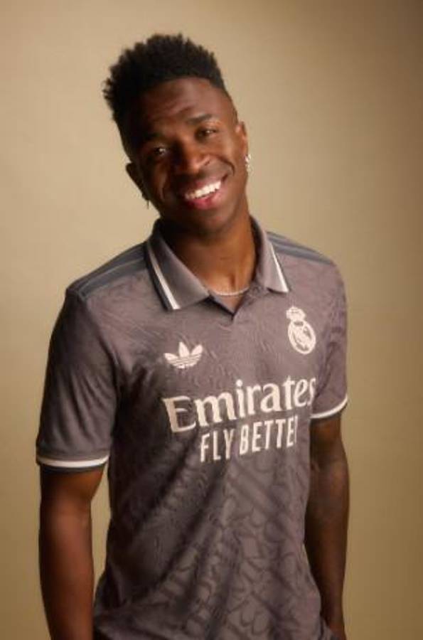 Lo presenta con Mbappé y una leyenda: Así es el tercer uniforme del Real Madrid para la temporada 2024-25