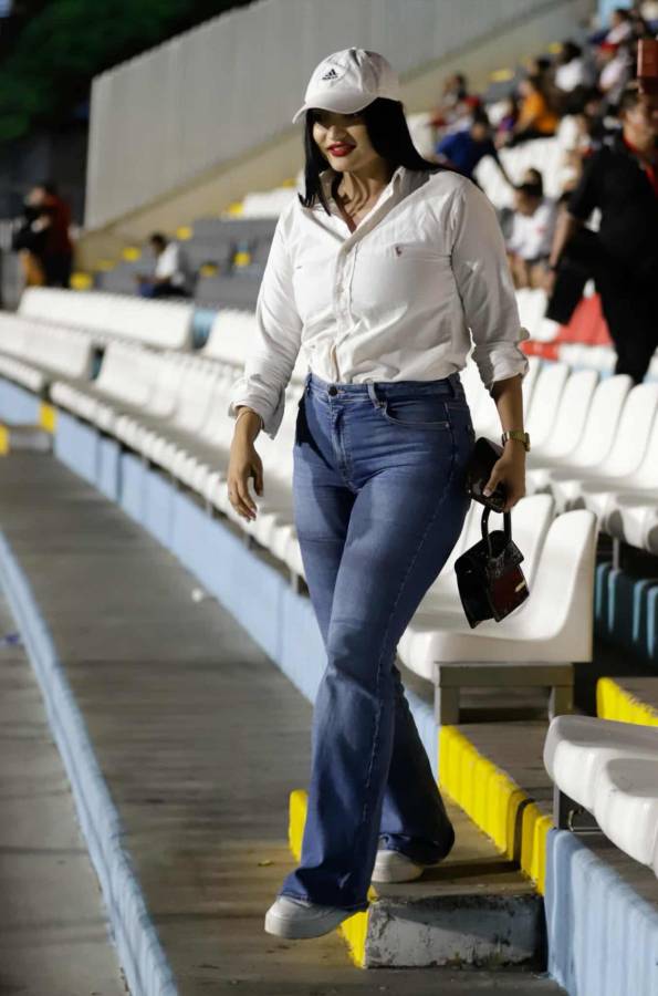 La bella barbie en el Nacional, el show de la Ultra Fiel y se burlan del Motagua en la previa del Olimpia-Cartaginés