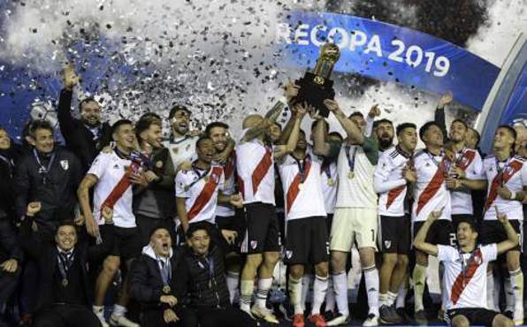 Argentina's River Plate footballers hold the trophy of the Recopa Sudamericana after wining the final football match against Brazil's Athletico Paranense at the Monumental stadium in Buenos Aires, Argentina, on May 30, 2019. River won 3-0. (Photo by JUAN MABROMATA / AFP)