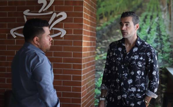 De Dinamarca hay dos equipos interesados en jugadores hondureños le reveló a DIEZ Paulo Hernández, aquí conversando con Gustavo Roca.