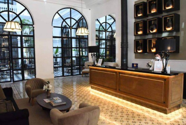 Acusan a Ronaldinho de hacer noches de fiestas con modelos durante su arresto domiciliario en Paraguay