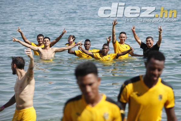 FOTOGALERÍA: Real España se divierte en la playa en plena pretemporada
