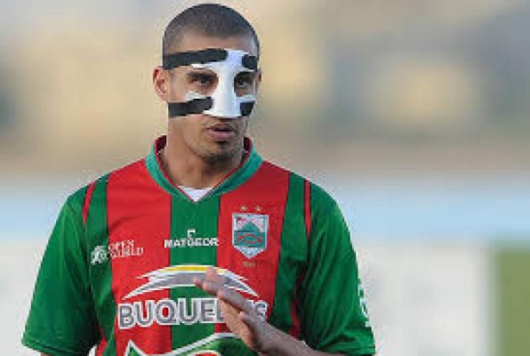 Futbolistas que han usado máscaras protectoras como lo hará Escober