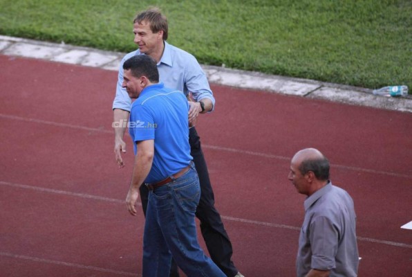 El paso de Luis Fernando Suárez por Honduras: El taxi, el abrazo con Juan Carlos García y Arnold Peralta y la foto con Rambo