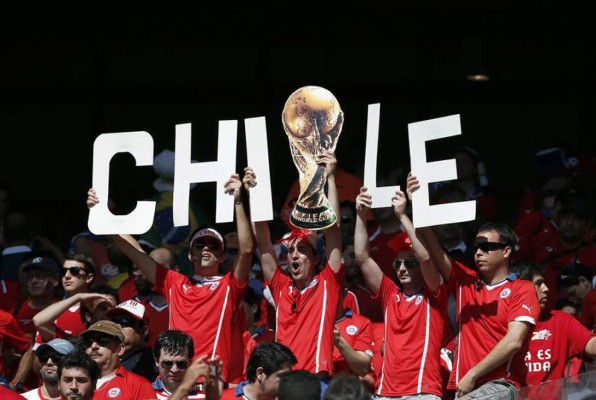 Aficionados disfrutan el Mundial a ritmo de samba.