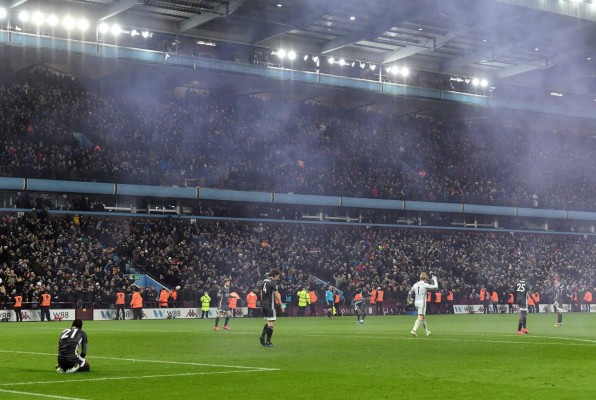 Locura e invasión de los aficionados del Aston Villa tras clasificar a una final 10 años después