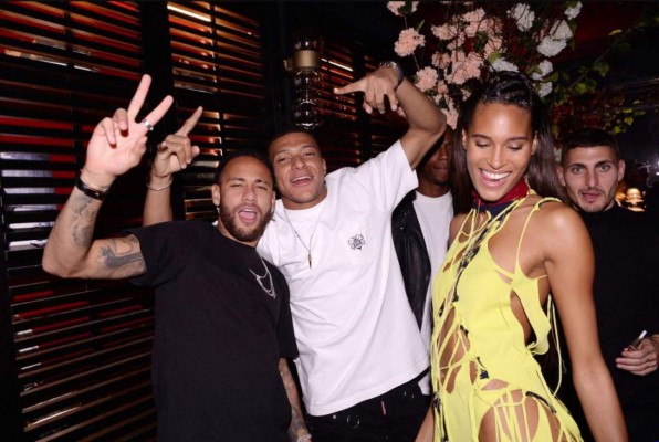 Rumba en París: Así captaron a Neymar y Mbappé en plena fiesta con preciosa modelo francesa