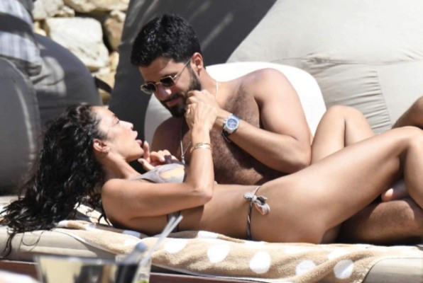 Exnovia de famoso delantero es 'cazada' disfrutando con otro hombre y confirma que ya se olvidó de él