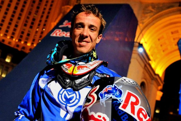 El australiano Robbie Maddison surfea colosales olas en motocicleta