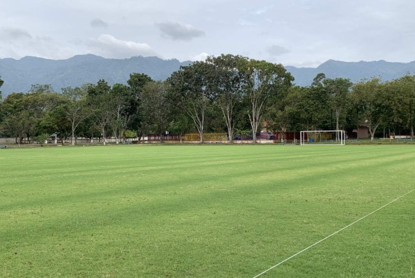 ¡Una mesa de billar! Es considerada como una de las mejores canchas de grama natural en San Pedro Sula