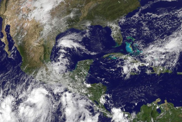 FOTOS | Así recibe México la llegada del monstruoso huracán Patricia