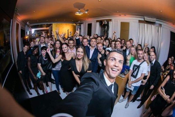 FOTOS: Así ha hecho Cristiano Ronaldo del Selfie una moda mundial