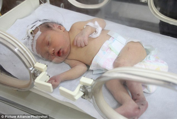 Futbolista Adrian Mutu quiere adoptar a bebe chino hallado en tubería