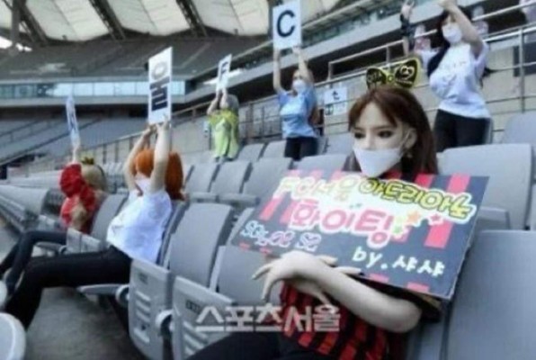 Locura en época de coronavirus: Equipo usa muñecas sexuales en las graderías y luego piden perdón