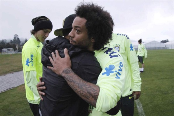 Neymar visitó a sus compañeros la concentración de Brasil.