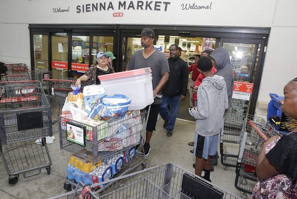 INFORME ESPECIAL: Asciende el número de muertes tras el paso del huracán Harvey en Houston, Texas