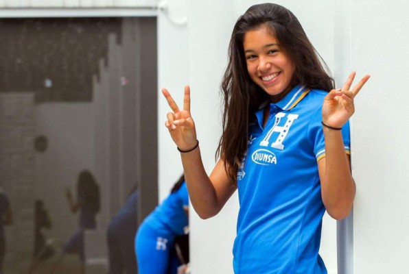 La novia de Roger Espinoza y una hondureña entre las futbolistas más bonitas del mundo