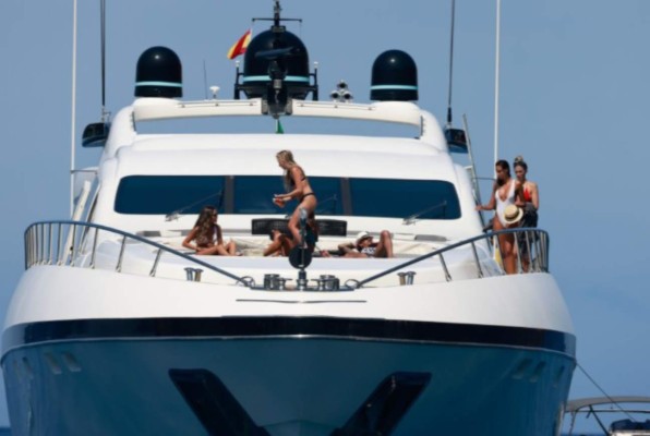 ¡Rodeado de mujeres! Las candentes vacaciones de Neymar en Ibiza y con la ex de Maluma