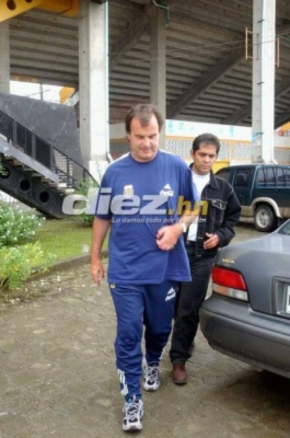 Las fotos que seguramente no habías visto de la visita de Marcelo Bielsa a Honduras en 2003