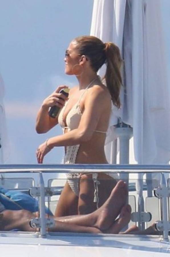 Jennifer López luce su explosivo cuerpazo en sus vacaciones con Alex Rodríguez