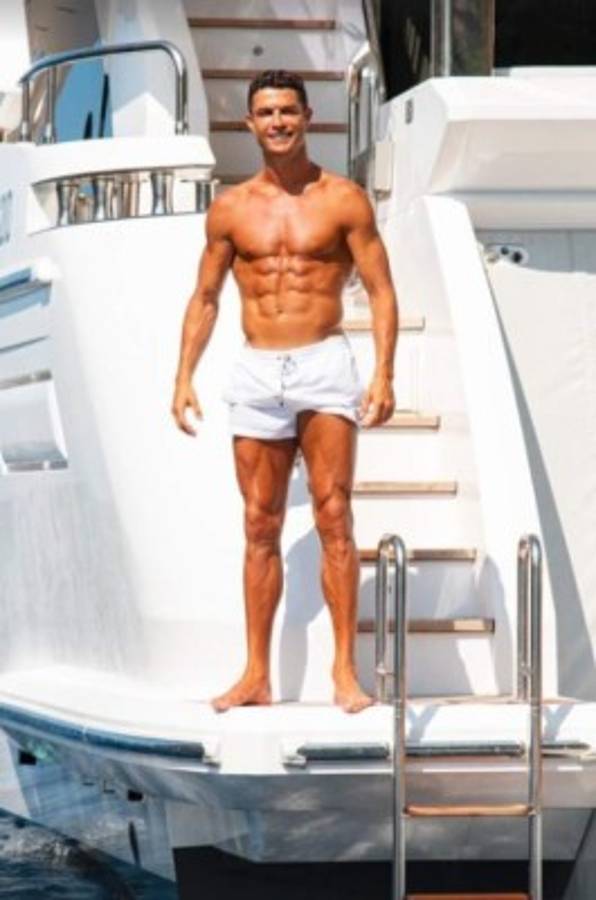 Georgina Rodríguez deslumbra en sus vacaciones con Cristiano Ronaldo en un yate de lujo