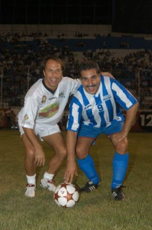 FOTOS: Famosos que han posado con la camisa de la Selección de Honduras