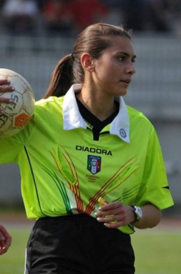 FOTOS: Elena Tambini, la árbitro que destaca en el fútbol italiano