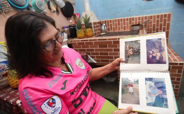 La madre del Chelito Martínez desempolvó los álbumes de foto de su infancia.