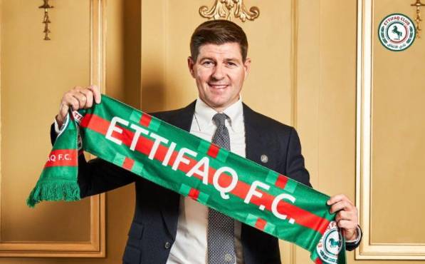Steven Gerrard es el técnico del Al Ettifaq de Arabia Saudita.
