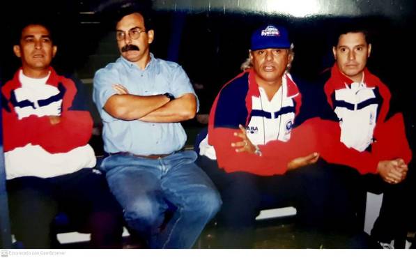 En su paso por Olimpia, el DT Julio Gonzáles fue campeón en 1998 y su asistente era Juan Carlos Espinoza.