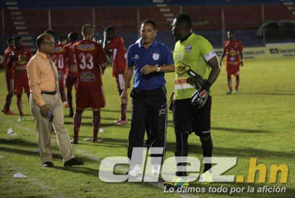 FOTOS: Jhon Bodden pierde el control y agrede al árbitro en Copa Presidente&nbsp;&nbsp;