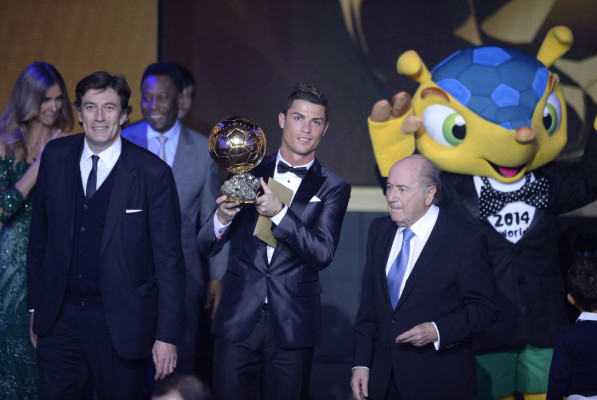 Cristiano entre lágrimas recibe el Balón de Oro 2013