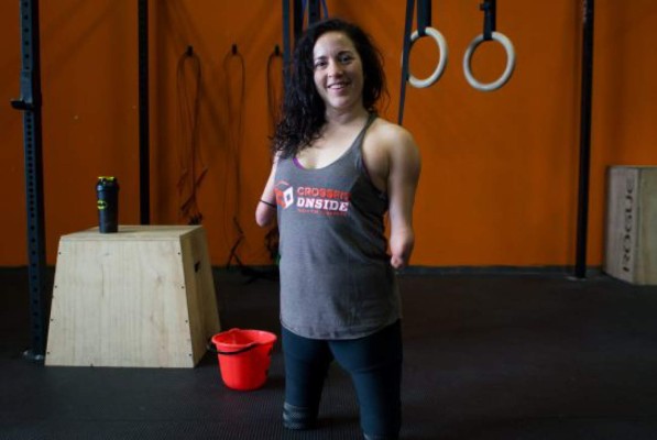 La increíble historia de la mujer que hace crossfit sin tener brazos y piernas