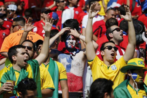 Aficionados disfrutan el Mundial a ritmo de samba.