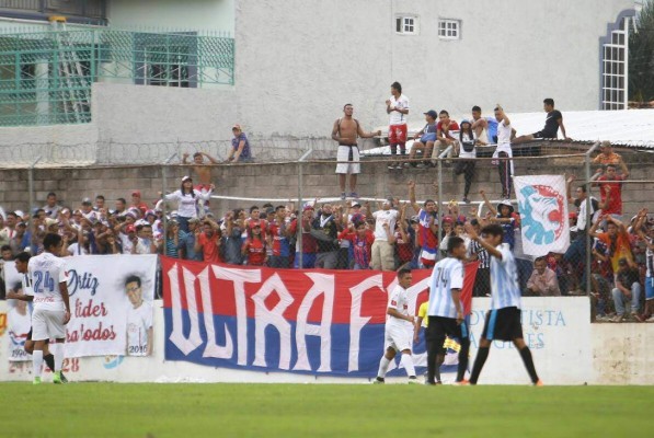 ¡Una locura! Las imágenes que dejó el amistoso de Olimpia en Cantarranas